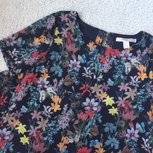 Forever 21 Dresses & Skirts - Silky Floral Shift Dress w/ Fun Double-Clasp Back